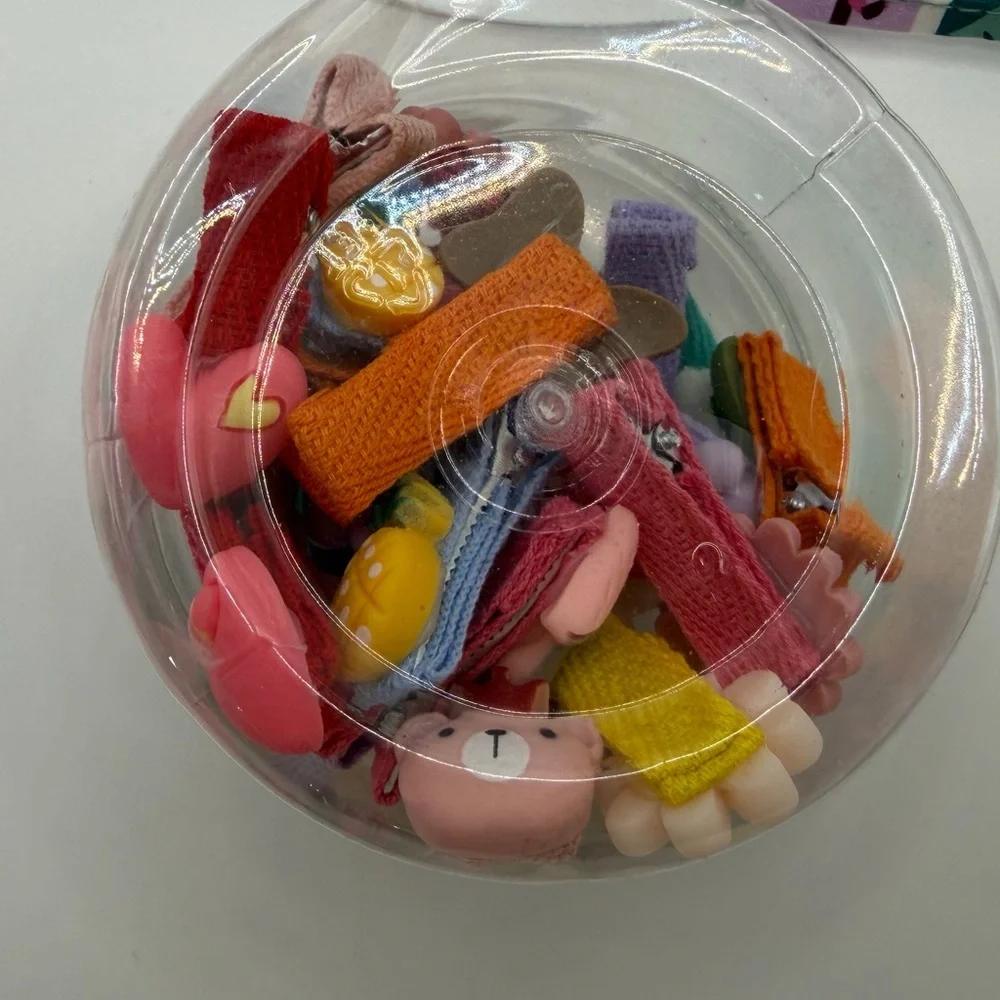 1 jar of small cute hair clips NiP